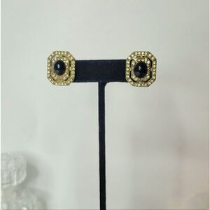 Classic gold onyx cabochon vintage clip on earrings